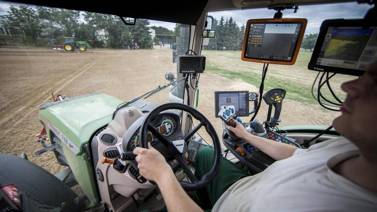 Digitalisierung in der Landwirtschaft: Ein Bauer sitzt in einem hochtechnologisiertem Traktor, aufgenommen auf dem Lehr- und Versuchsgut (LVG) in Koellitsch