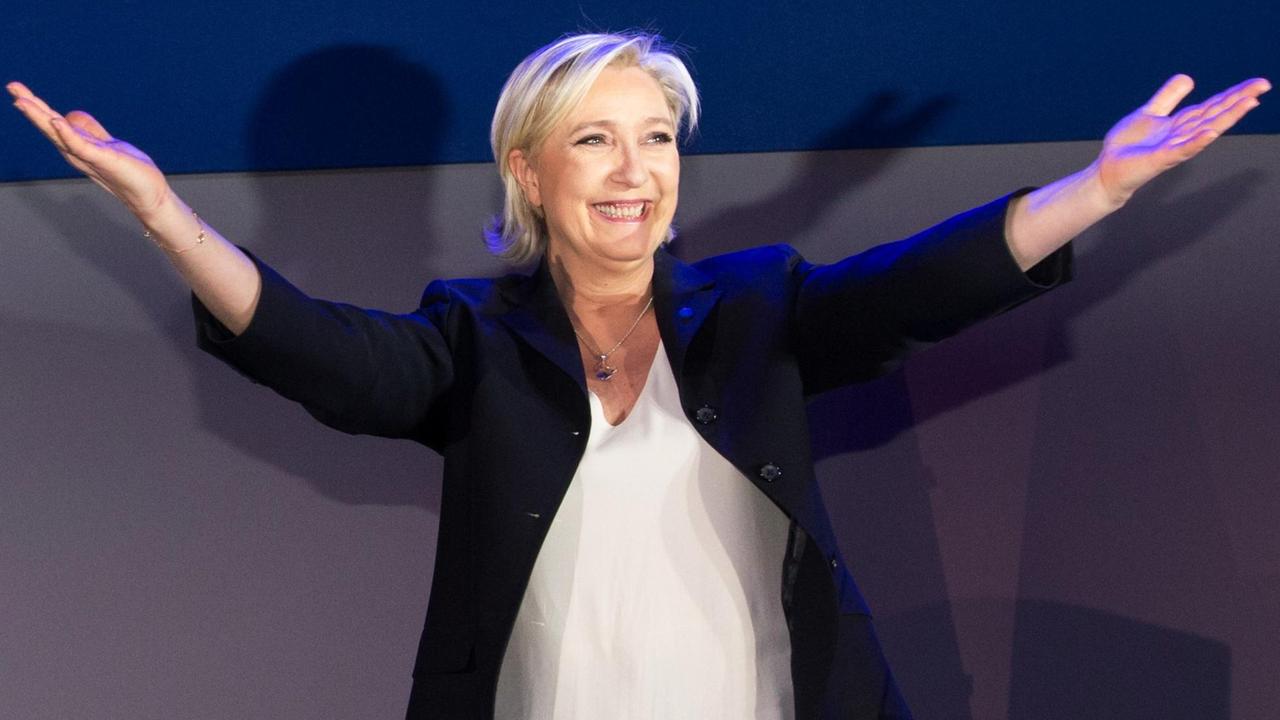 Marine Le Pen vor Unterstützern am Wahlabend in Henin-Beaumont