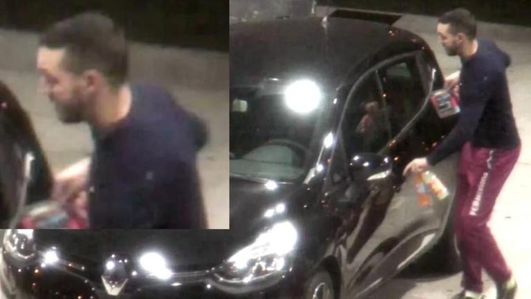 Das Bild zeigt Abrini, wie er gerade mit zwei Saftflaschen in der Hand in ein schwarzes Auto einsteigen will. Links oben ist ein vergrößerter Bildauschnitt mit seinem Kopf eingeklinkt.