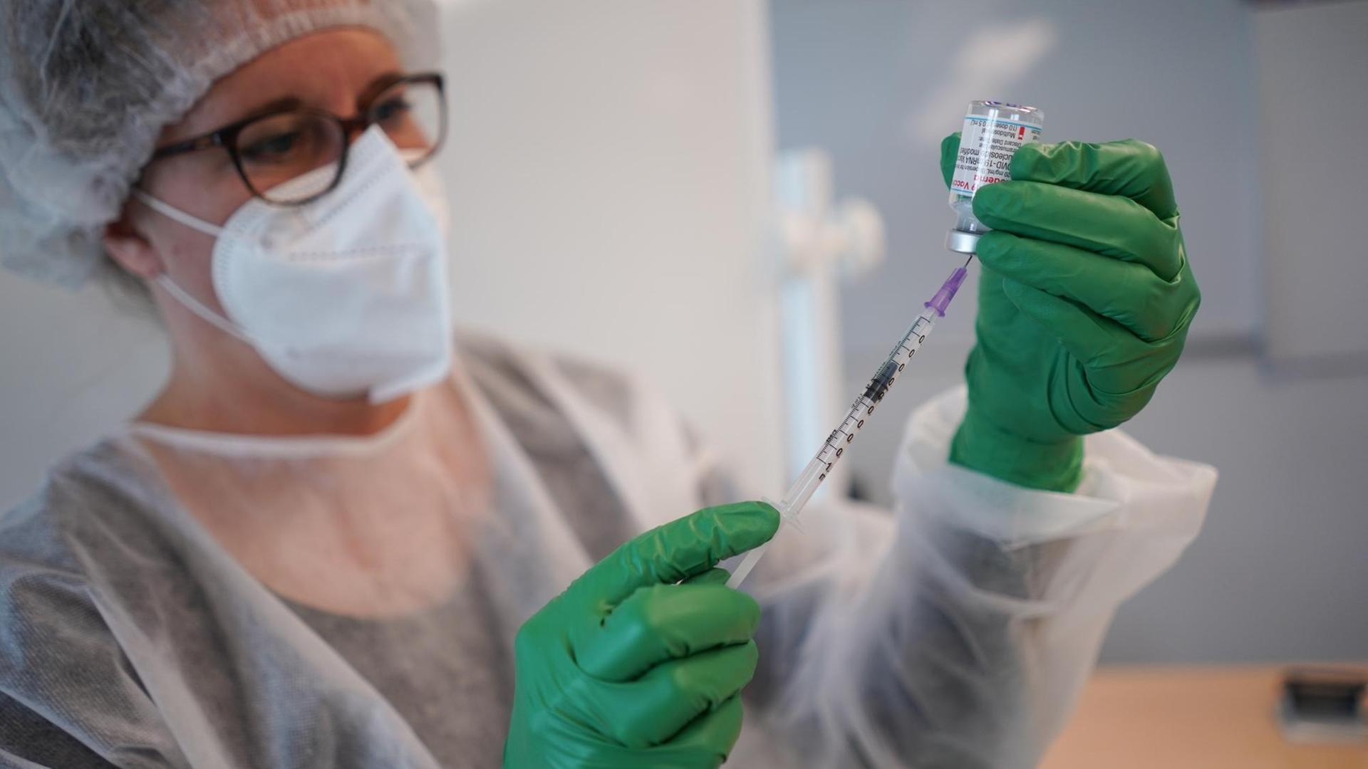Im Impfzentrum der Deutschen Bahn bereitet eine Ärztin eine Spritze für eine Impfung mit dem Impfstoff von Moderna vor.