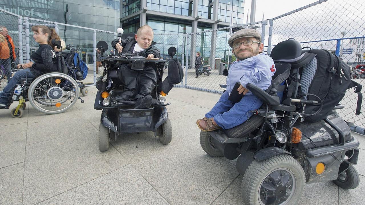Kaefig-Aktion verschiedener Behindertenverbaende auf dem Washington Platz vor dem Berliner Hauptbahnhof
