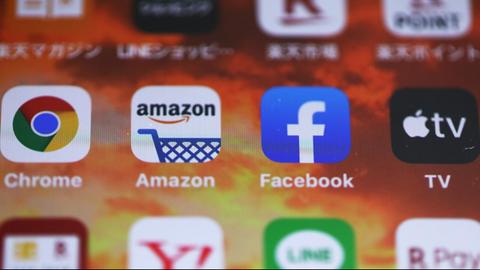Auf einem Smartphone sind mehrere App-Symbole zu sehen, z.B. von Google Chrome, Amazon, Facebook oder Apple