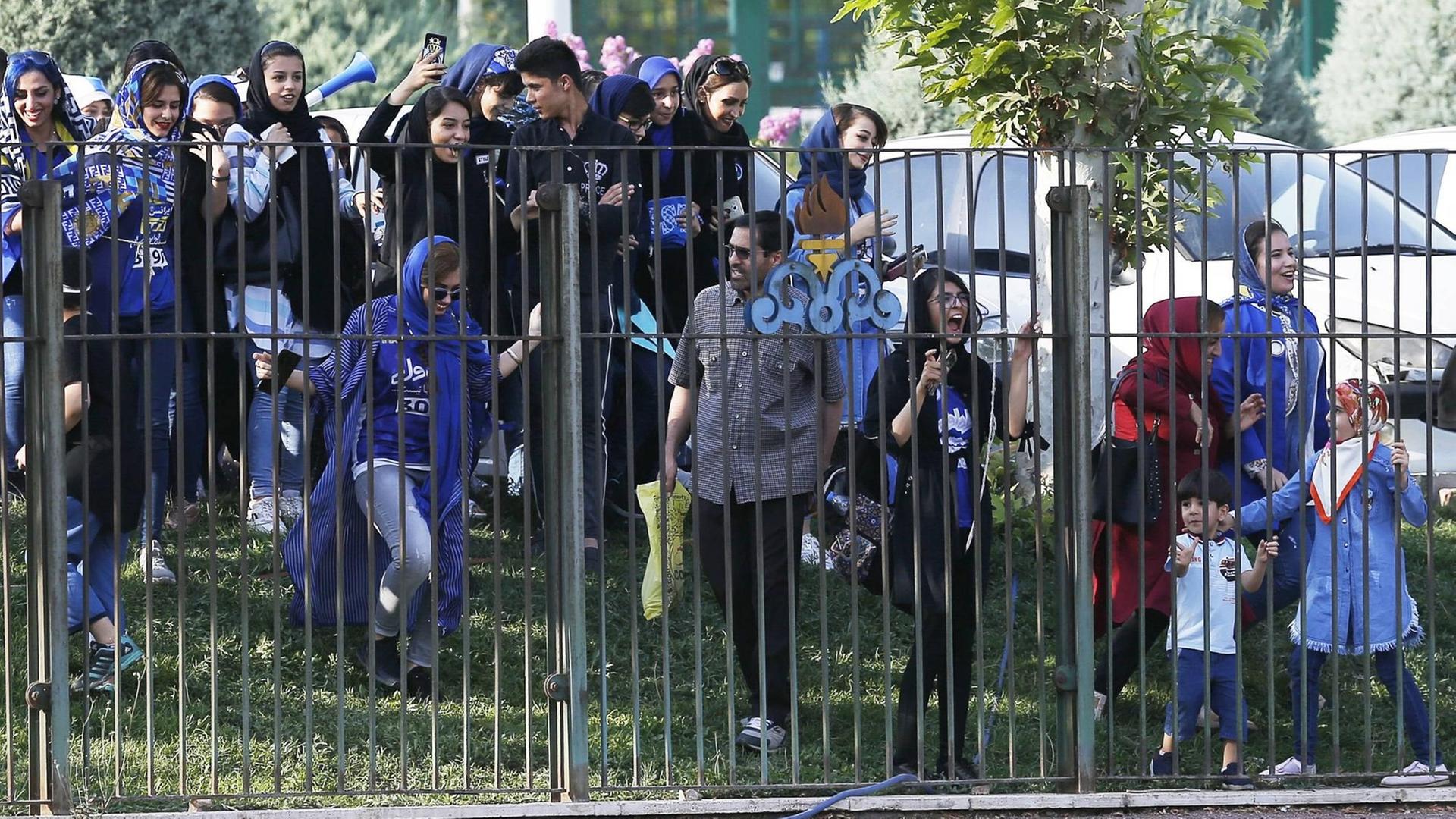 Frauen wie hier in Teheran dürfen bisher nicht ins Stadion.
