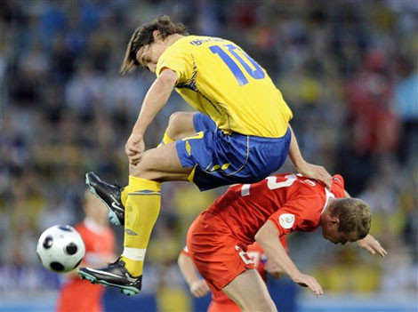 Schwedens Zlatan Ibrahimovic (l.) und Russlands Alexander Anjukow (r.) kämpfen um den Ball während des Spiels Russland gegen Schweden in der Gruppe D