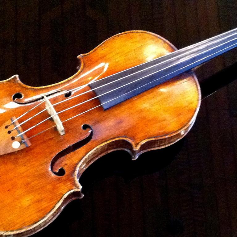 Das Foto zeigt eine von Giuseppe Guarneri im Jahr 1706 gebaute Geige