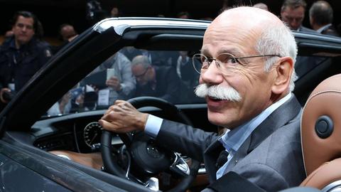 Daimler-Konzernchef Dieter Zetsche sitzt im neuen S-Cabriolet