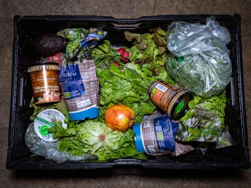 Blick auf eine Kiste mit Nahrungsmitteln, die anlässlich der Foodsharing-Aktion von einem Supermarkt an Foodsaverinnen übergeben wurde.