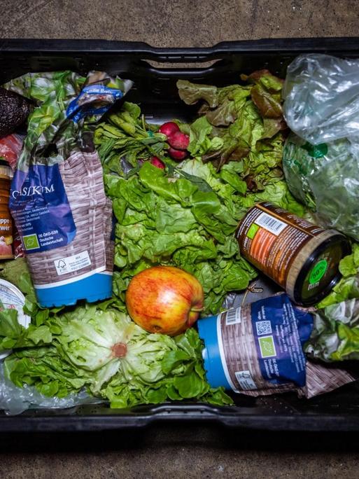 Blick auf eine Kiste mit Nahrungsmitteln, die anlässlich der Foodsharing-Aktion von einem Supermarkt an Foodsaverinnen übergeben wurde.