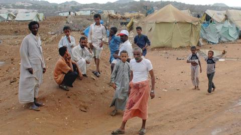 Jemenitische Geflüchtete, Erwachsene und Kinder, in einem UNHCR-Lager im Norden von Jemen.