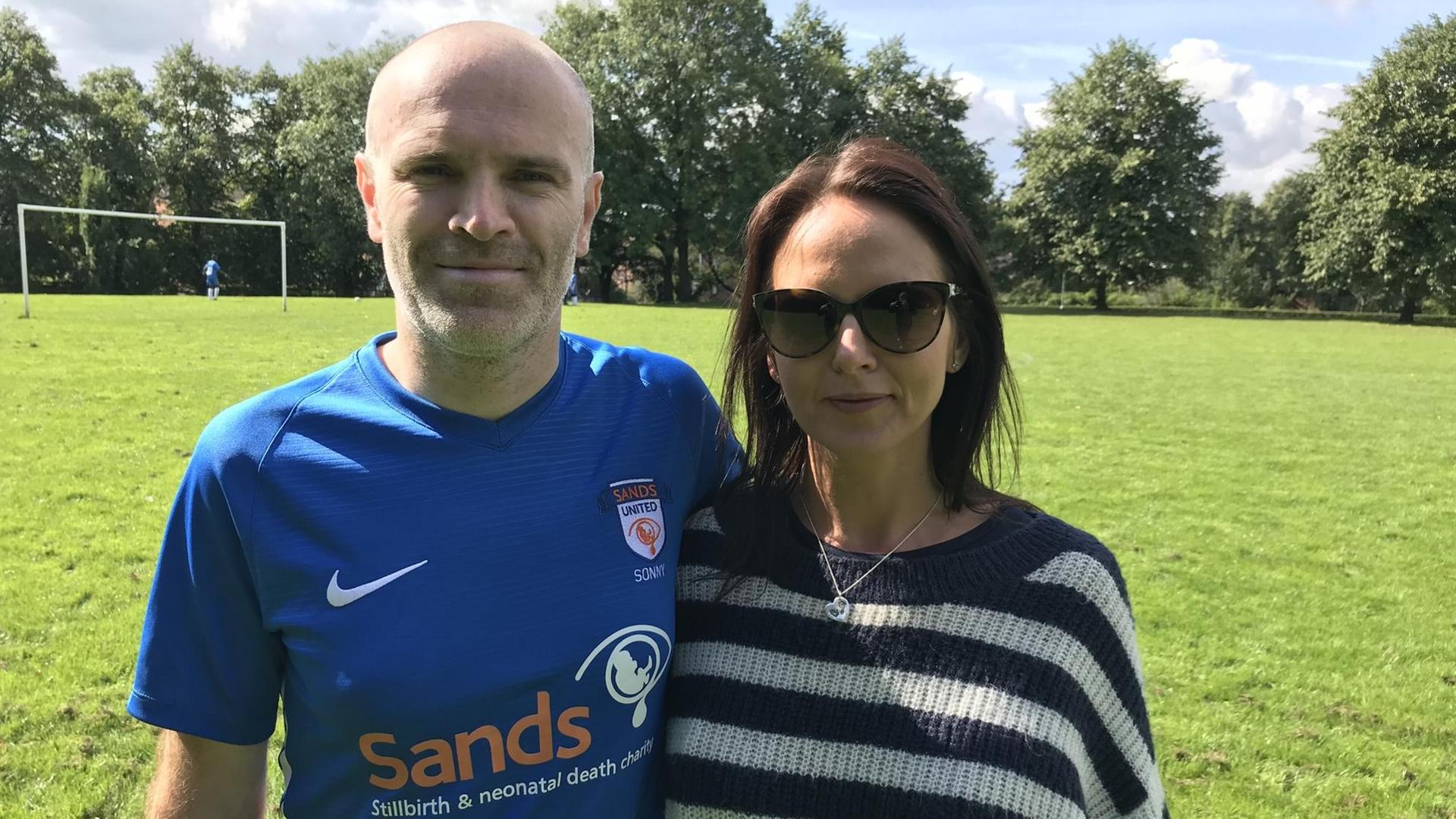 Greg Sobolewski-Foster vom Fußballteam Sands United mit seiner Frau Nichola