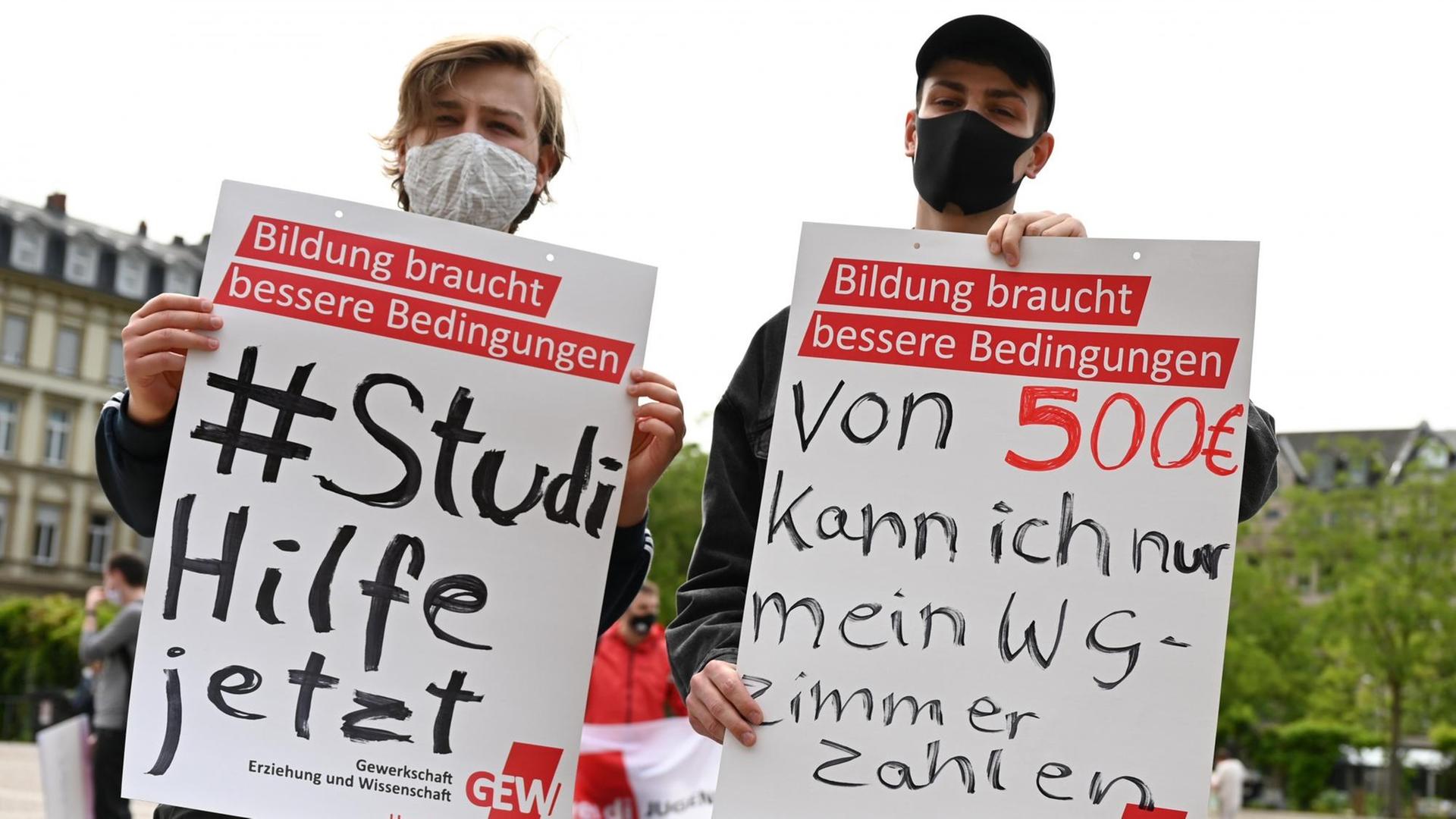 Studenten halten während einer Kundgebung der hessischen Studierendenvertretungen in Wiesbaden Plakate mit der Aufschrift «#StudiHilfejetzt» und «Von 500 Euro kann ich nur mein WG-Zimmer zahlen».