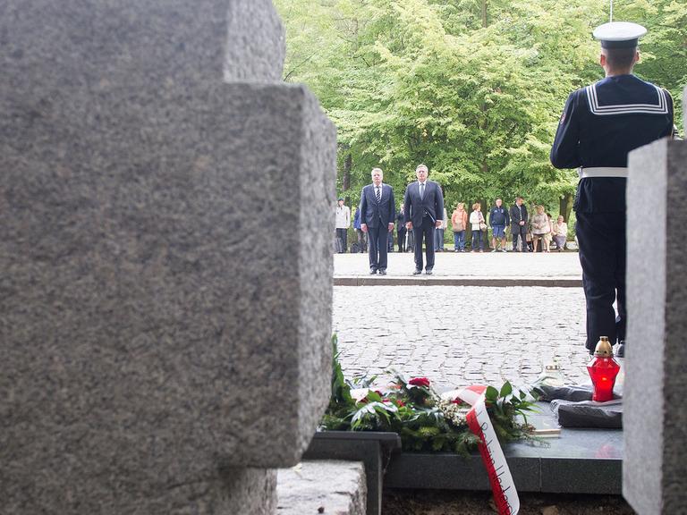 Die Gedenkfeier zum 75. Jahrestag des Beginns des Zweiten Weltkriegs auf der Westerplatte in Danzig. Im Hintergrund nebeneinander: Bundespräsident Joachim Gauck und Polens Präsident Bronislaw Komorowski.