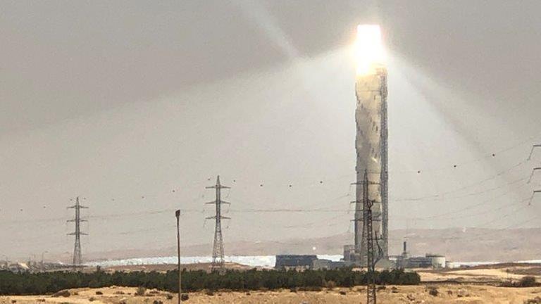 In einer zweiten Anlage in Ashalimreflektieren Brennspiegel die Sonne auf einen Empfänger an der Spitze eines 260 Meter hohen Turms, dessen Licht gleißend strahlt und kilometerweit zu sehen ist. Von der Spitze des Turms wird die Hitze ebenfalls weiter gegeben und in Dampf umgewandelt.