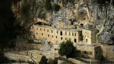 Blick auf ein maronitisches Kloster im Wadi Qadisha im Norden des Libanons
