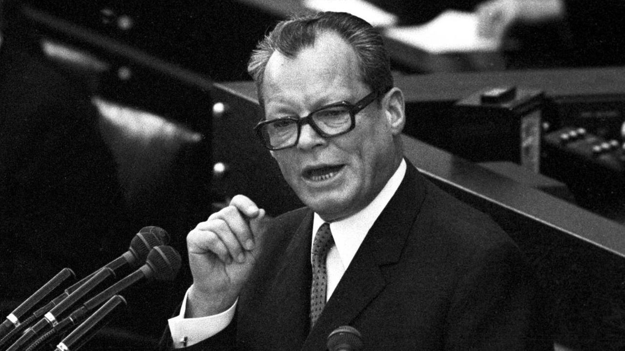 Bundeskanzler Willy Brandt gibt am 28. Oktober 1969 vor dem Deutschen Bundestag in Bonn eine Regierungserklärung ab.
