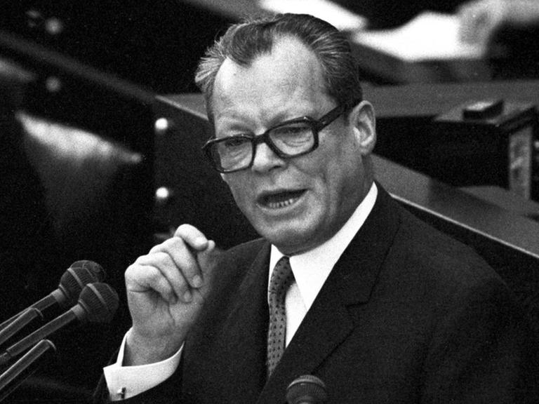 Bundeskanzler Willy Brandt gibt am 28. Oktober 1969 vor dem Deutschen Bundestag in Bonn eine Regierungserklärung ab.