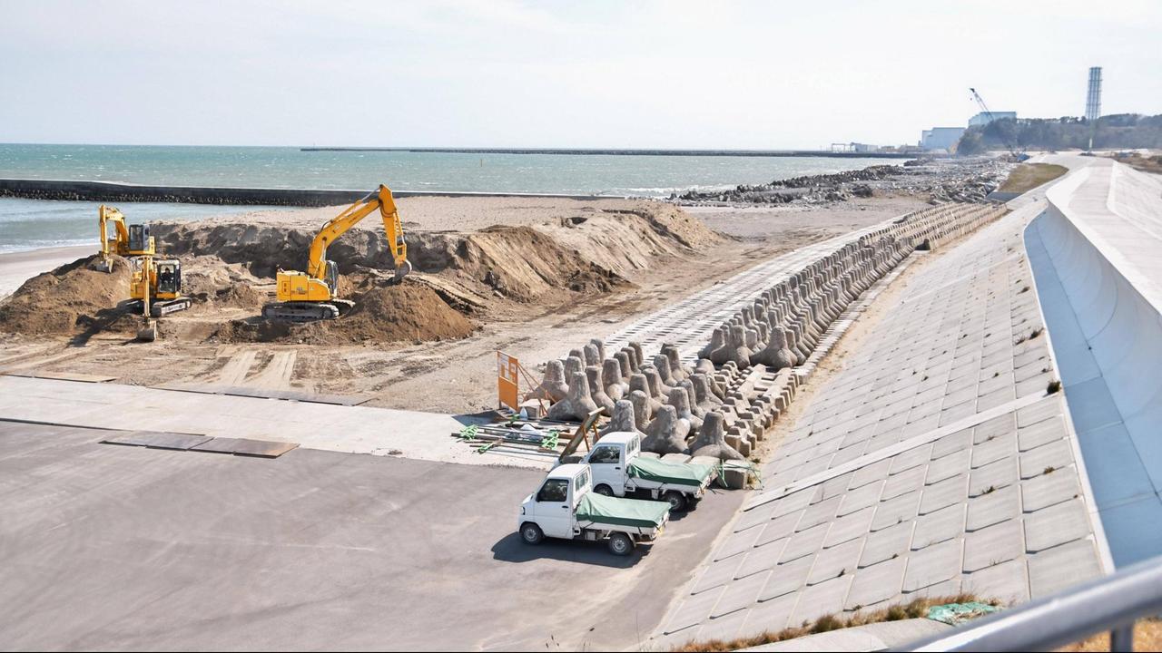 Neu errichtete Wellenbrecher an der Küste von Tomioka, Standort des Kernkraftwerks