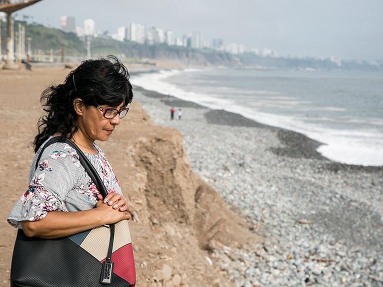 Shirleys Kleidung lag in einem Mülleimer - Norma Riveras 24-jährige Tochter verschwand im Januar 2017 an diesem Strand in Lima unter mysteriösen Umständen.