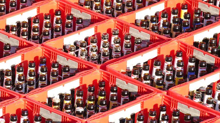  Rote Bierkästen mit leeren Bierflaschen Haake Beck Brauerei Beck Bremen Deutschland Europa 