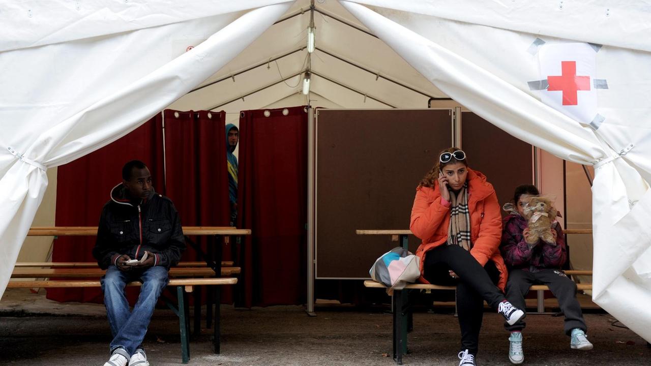 Flüchtlinge warten im Bereich der medizinischen Versorgung auf ihre medizinische Eingangsuntersuchung.
