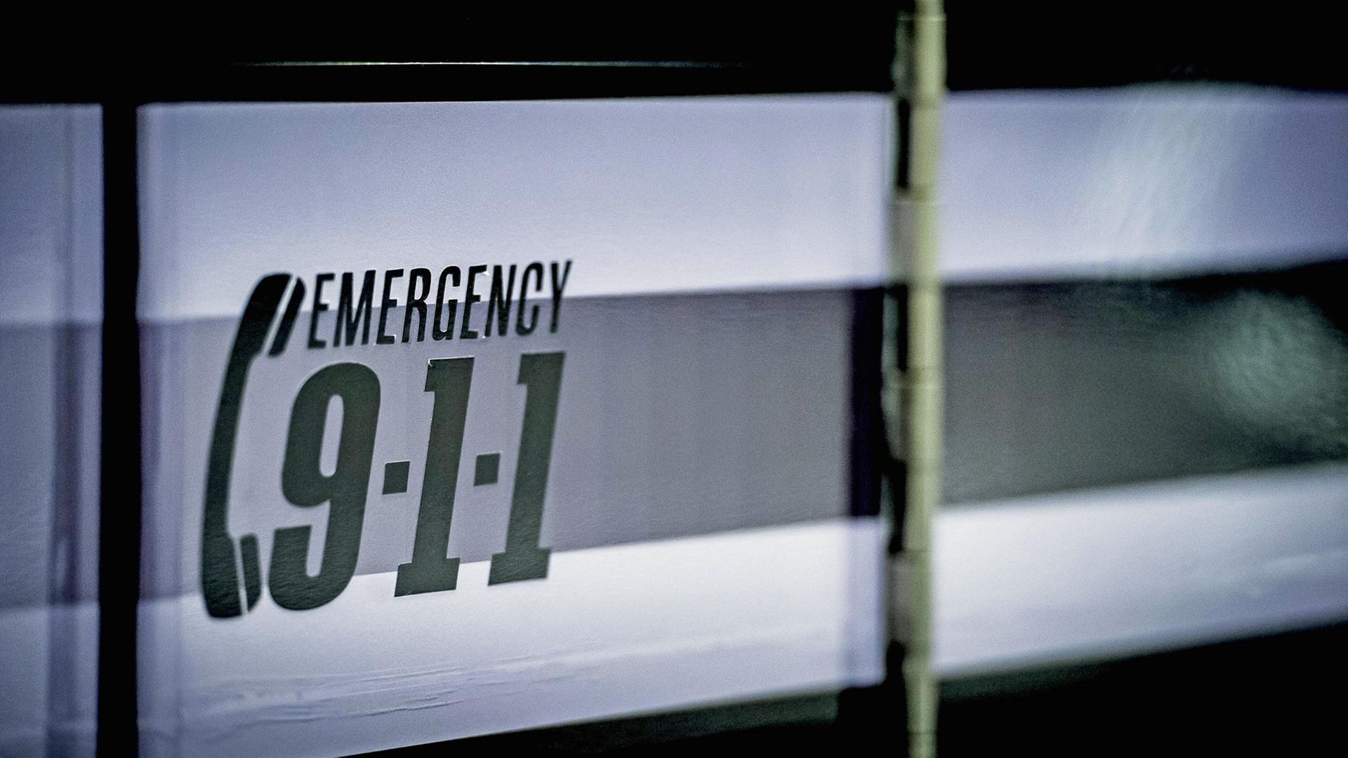 Auf einem Fahrzeug der Polizei in Connecticut steht "Emergency 911".