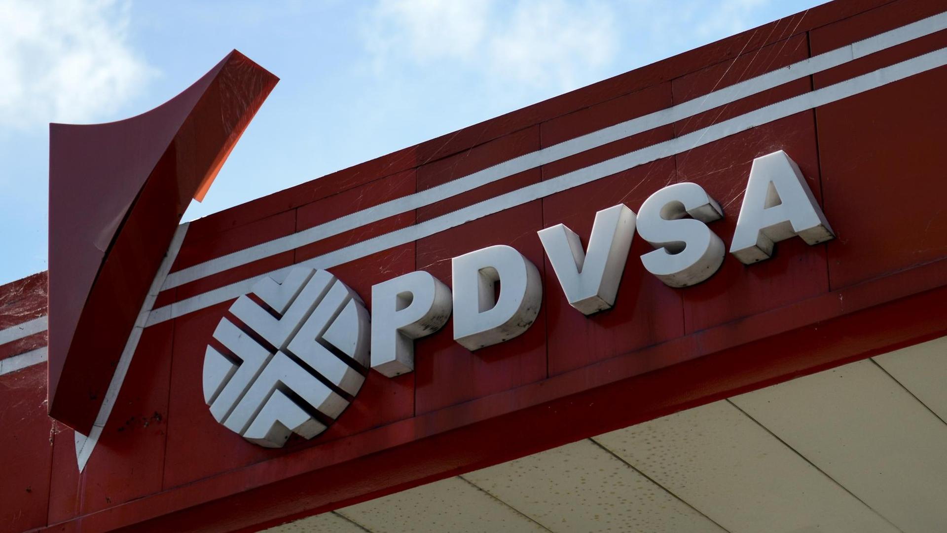Das Bild zeigtr das Logo des venezolanischen staatlichen Ölkonzerns PDVSA mit weißer Schrift auf rotem Grund.