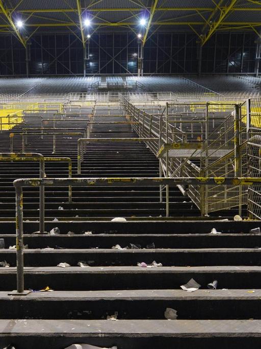 Die leere Südtribüne im Stadion von Borussia Dortmund.