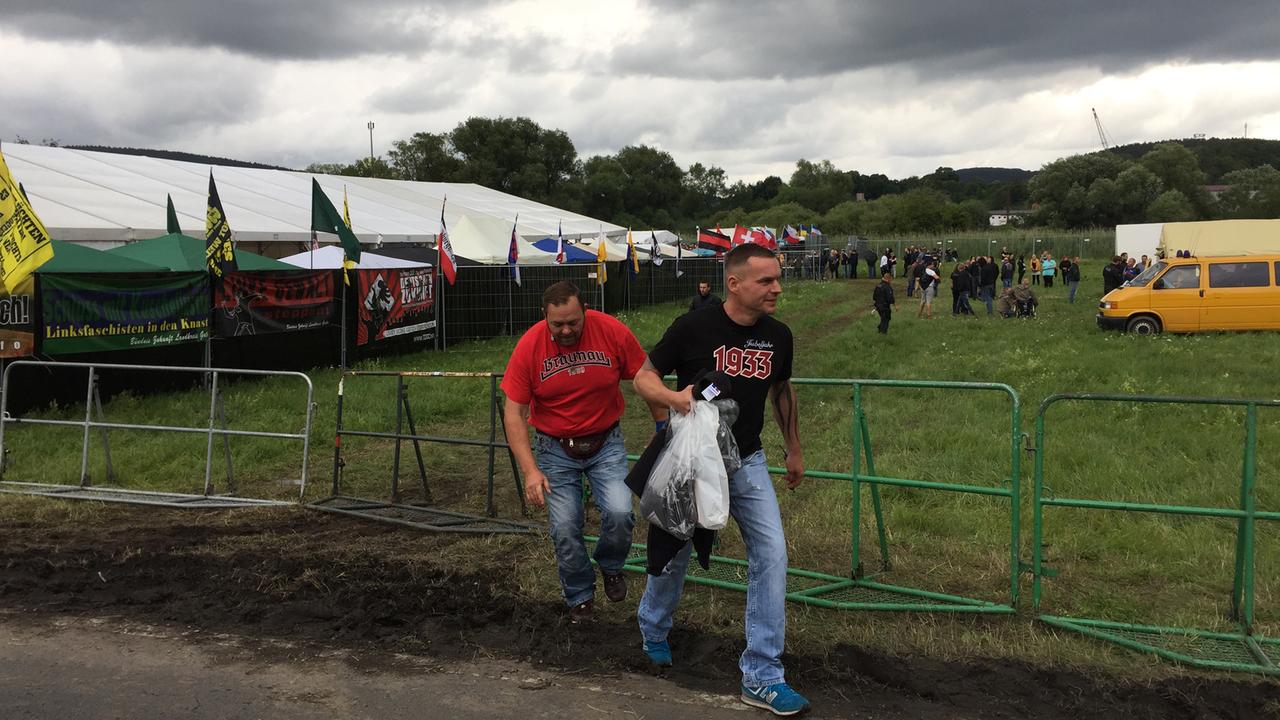 Besucher des Rechtsrockkonzert in Themar.