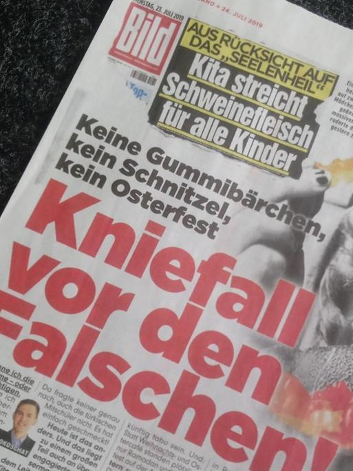 Am 24. Juli 2019 kommentiert "Bild" über Pläne von zwei Leipziger Kitas: "Kniefall vor den Falschen".