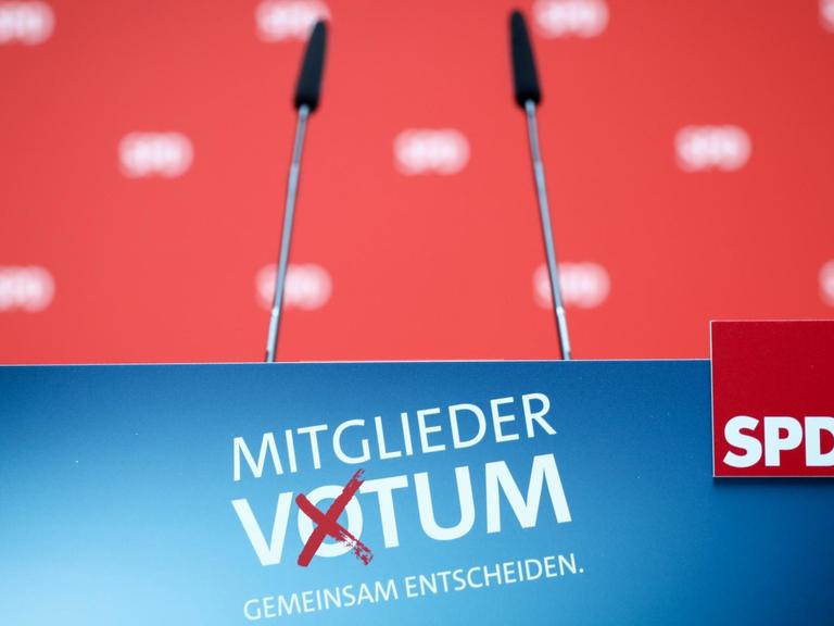 Ein Rednerpult mit der Aufschrift "Mitgliedervotum" ist in der SPD-Parteizentrale zu sehen
