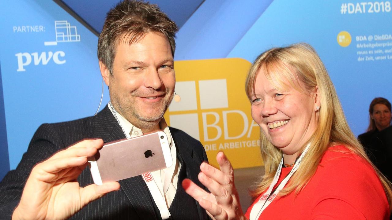 22.11.2018, Berlin: Robert Habeck (Bündnis90/Grüne), Vorsitzender, macht während des Deutschen Arbeitgebertag 2018 ein Selfie mit einer Delegierten.