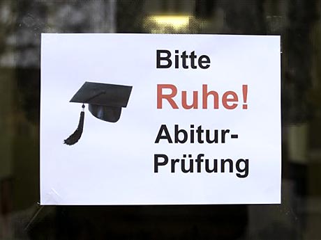 Ein Schild am Eingang des Hölderlin-Gymnasiums in Stuttgart ermahnt  zu Ruhe.