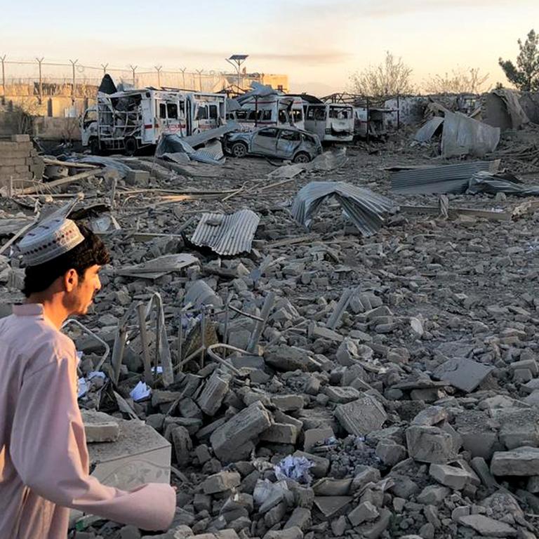 Afghanische Sicherheitskräfte und Helfer durchsuchen die Trümmer nach einem Anschlag vor einem Krankenhaus in der Provinz Sabul. 