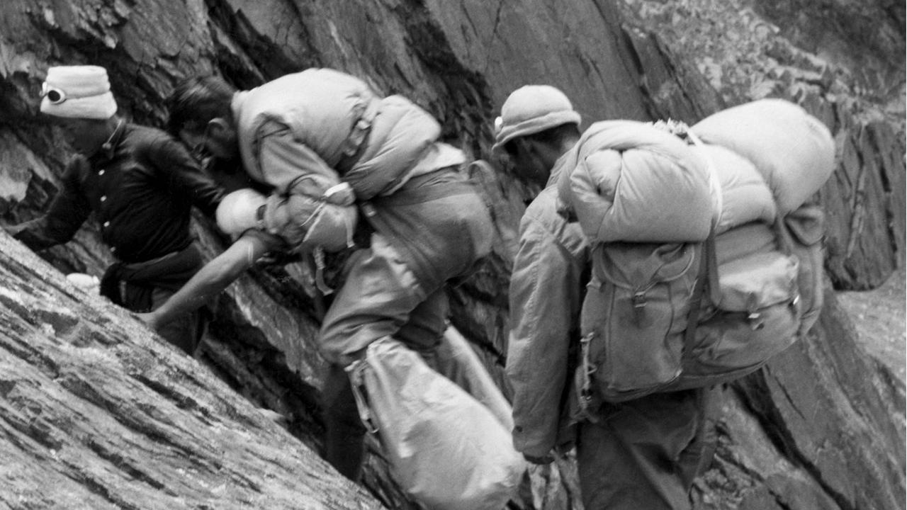 Historisches Schwarz-weiß-Foto zeigt Maurice Herzog und andere bei der Besteigung des Gipfels Annapurna I, den sie am 3. Juni 1950 erreichten.