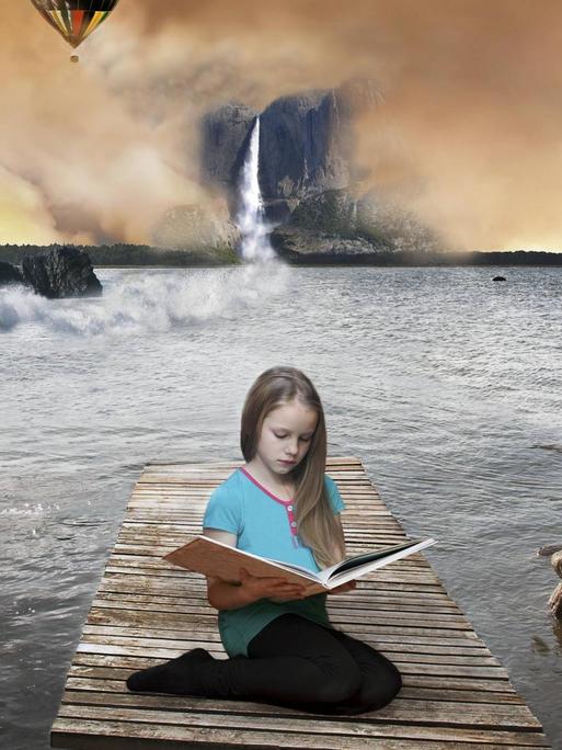 Eine zauberhafte Sequenz aus einem Traum in dem ein Mädchen in einer Gegend aus Vulkanen und Wasser ein Buch liest.