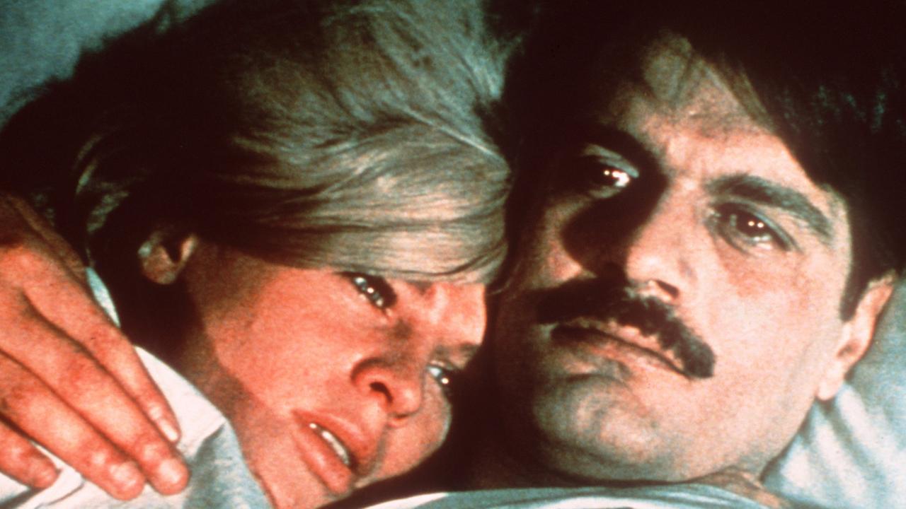 Yuri Schiwago (Omar Sharif) nimmt in dem Film "Doktor Schiwago" von 1965 Lara Antipova (Julie Christie) in den Arm.