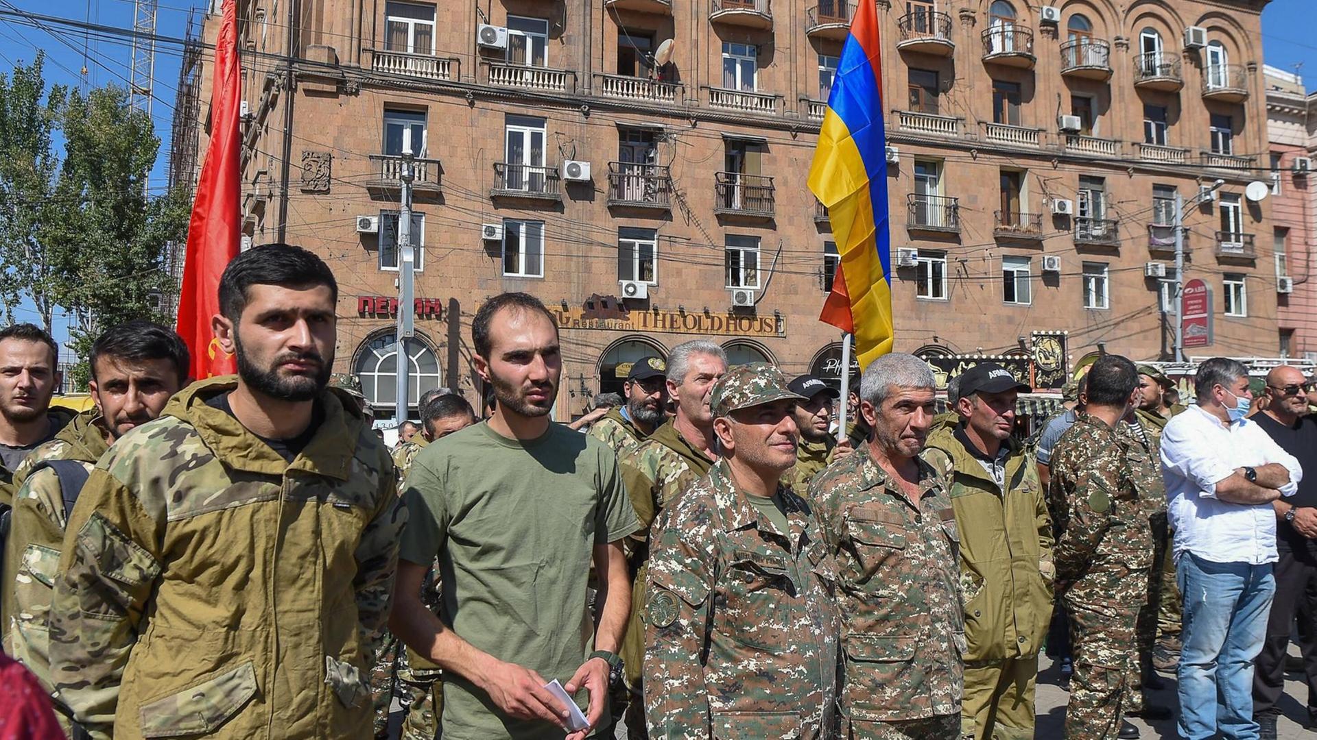 Soldaten und Parteimitglieder der Armenischen Föderalen Revolution mit Freiwilligen am 27.9. 2020 in Jerewan, die in den Krieg ziehen wollen