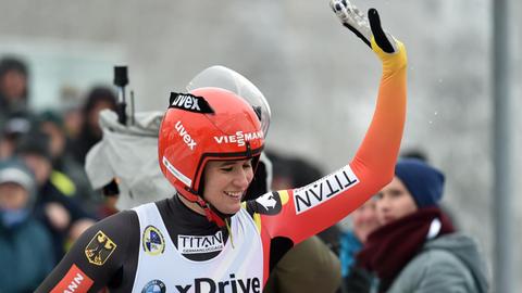 Rennrodlerin Natalie Geisenberger jubelt nach einem Wettbewerb.