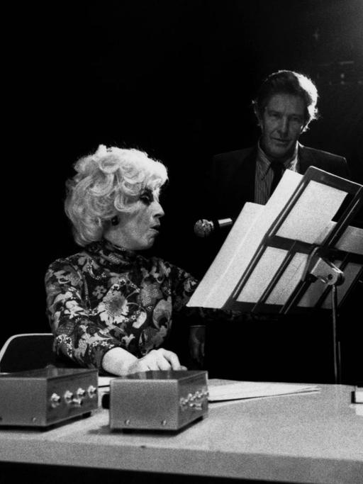 Die amerikanische Sopranistin und Komponistin Cathy Berberian musiziert gemeinsam mit dem Komponisten John Cage im Theatre de La Ville Paris im Jahr 1969.