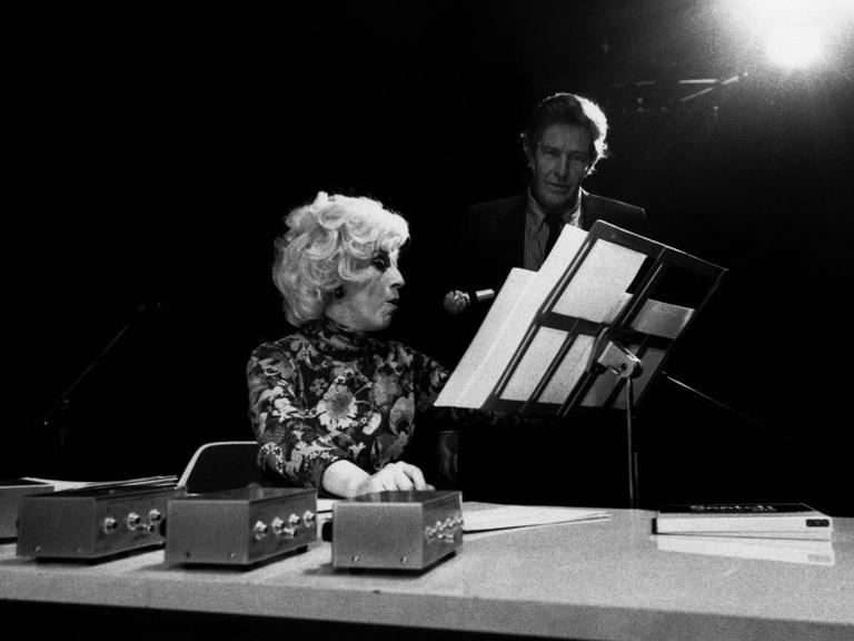 Die amerikanische Sopranistin und Komponistin Cathy Berberian musiziert gemeinsam mit dem Komponisten John Cage im Theatre de La Ville Paris im Jahr 1969.