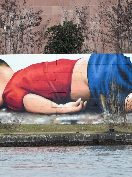 Das ertrunkene syrische Flüchtlingskind Aylan Kurdi auf einem Graffito der Künstler Justus Becker und Oguz Sen in Frankfurt