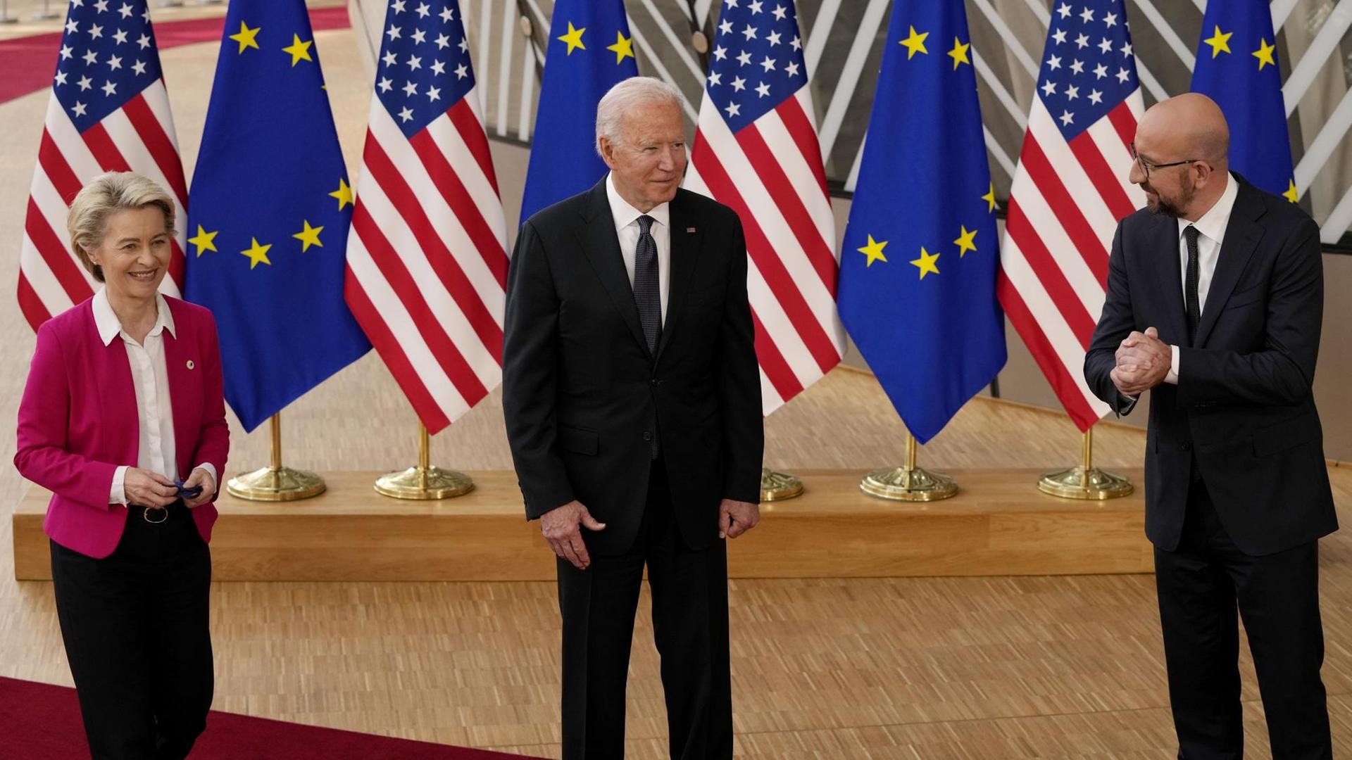 EU-Kommissionschefin von der Leyen, US-Präsident Biden und EU-Ratspräsident Michel stehen nebeneinander.