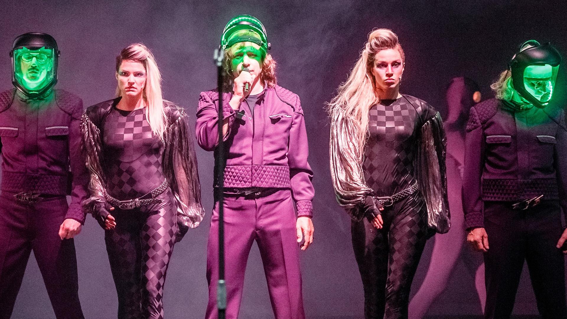 Die Schauspieler und Musiker Jaques Palminger (l-r), Alicia Aumüller, Rocko Schamoni, Franziska Hartmann und Heinz Strunk spielen am 29.04.2014 in Hamburg auf der Fotoprobe von "Tonight:Fraktus".
