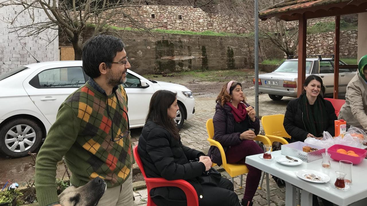 Urlaub: Mitstreiter und Freunde auf dem Grundstück bei Izmir – li. Arif Iyigodan, 4.v.li. seine Frau Nergis Gürel.