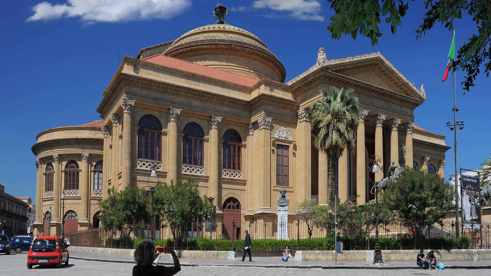 Blick auf die Säulenfront und Kuppel des Teatro Massimo in Palermo