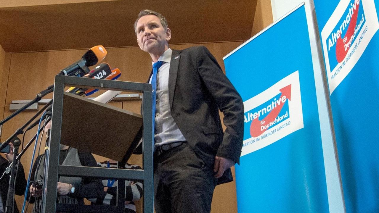 Der AfD-Landesvorsitzende von Thüringen, Björn Höcke, gibt am 13.02.2017 im Thüringer Landtag in Erfurt ein Pressestatement.