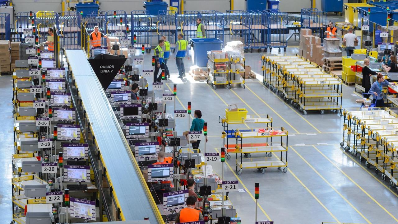 Blick in eine Halle des Amazon Logistikzentrums in Poznan/Polen