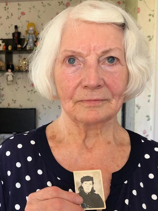 Lilija Derjabina hält das Passfoto ihrer Mutter Antonina in der Hand. Aufgenommen wurde es nach der Rückkehr aus der Göttinger Zwangsarbeiterzeit in die Sowjetunion.