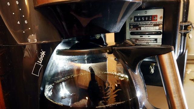 Eine Kaffeemaschine steht vor einem Stromzähler, aufgenommen am 14.04.2014 in Berlin.