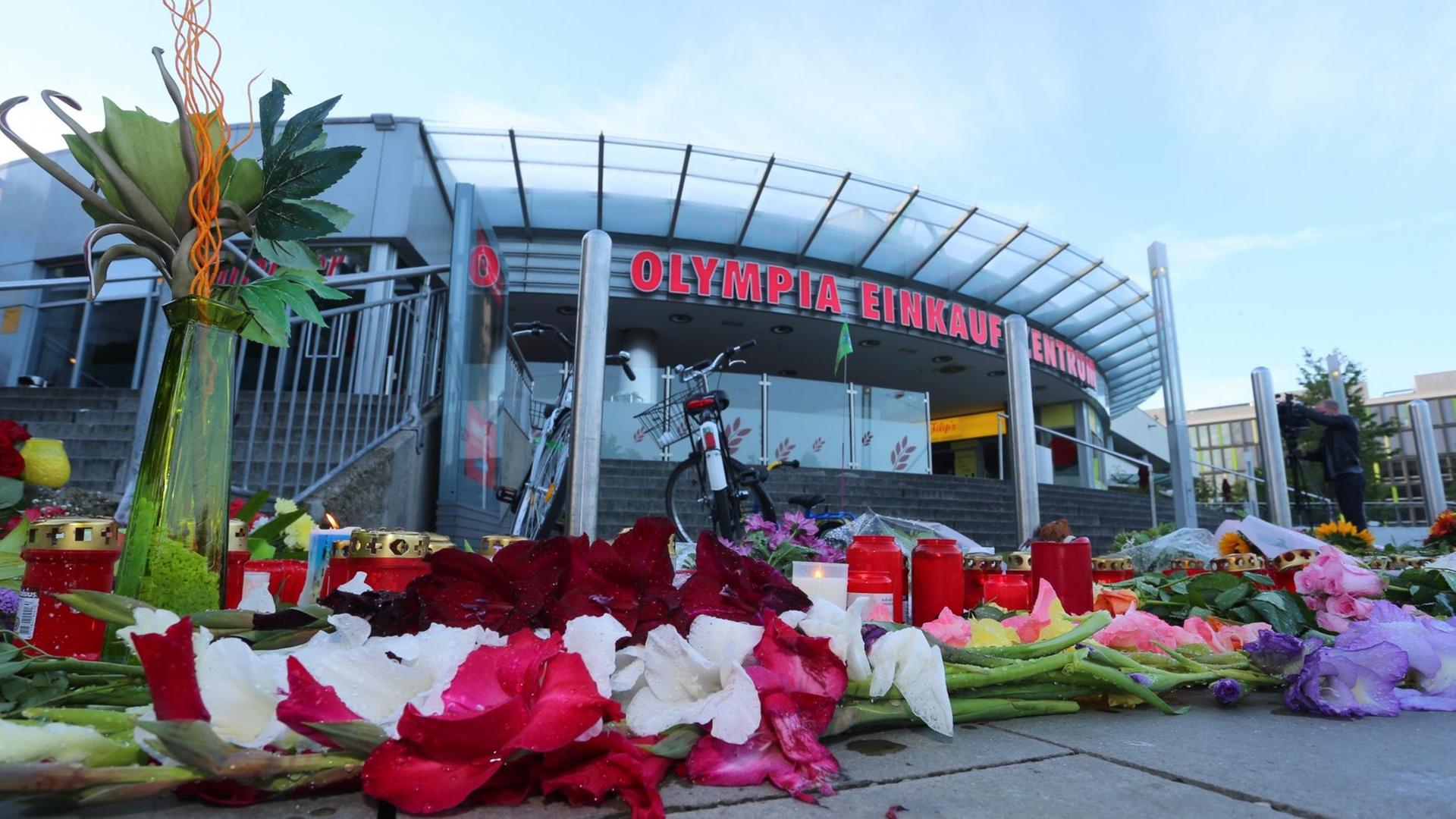 Blumen liegen am 24.07.2016 vor dem Olympia-Einkaufszentrum in München (Bayern), zwei Tage nach einer Schießerei mit Toten und Verletzten. Blumen liegen am 24.07.2016 vor dem Olympia-Einkaufszentrum in München (Bayern), zwei Tage nach einer Schießerei mit Toten und Verletzten.